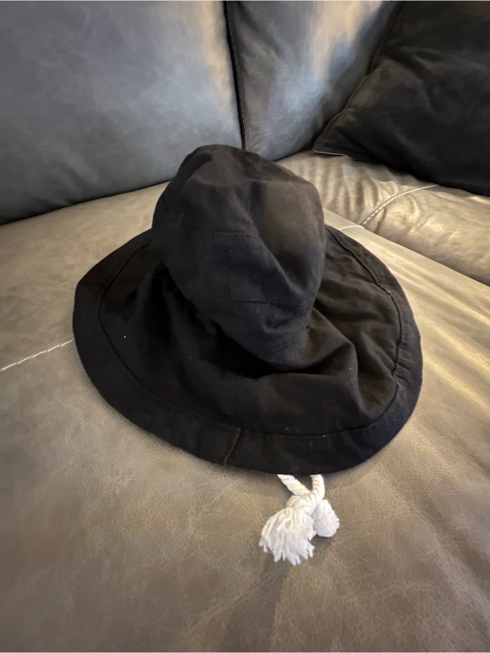 Scala Women’s Cotton Bucket Hat with adjustable Rope Accent—great condition!